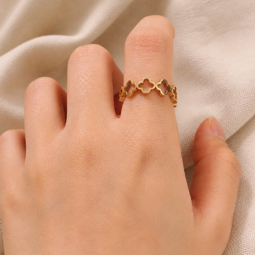 Timeless Clover Band Ring