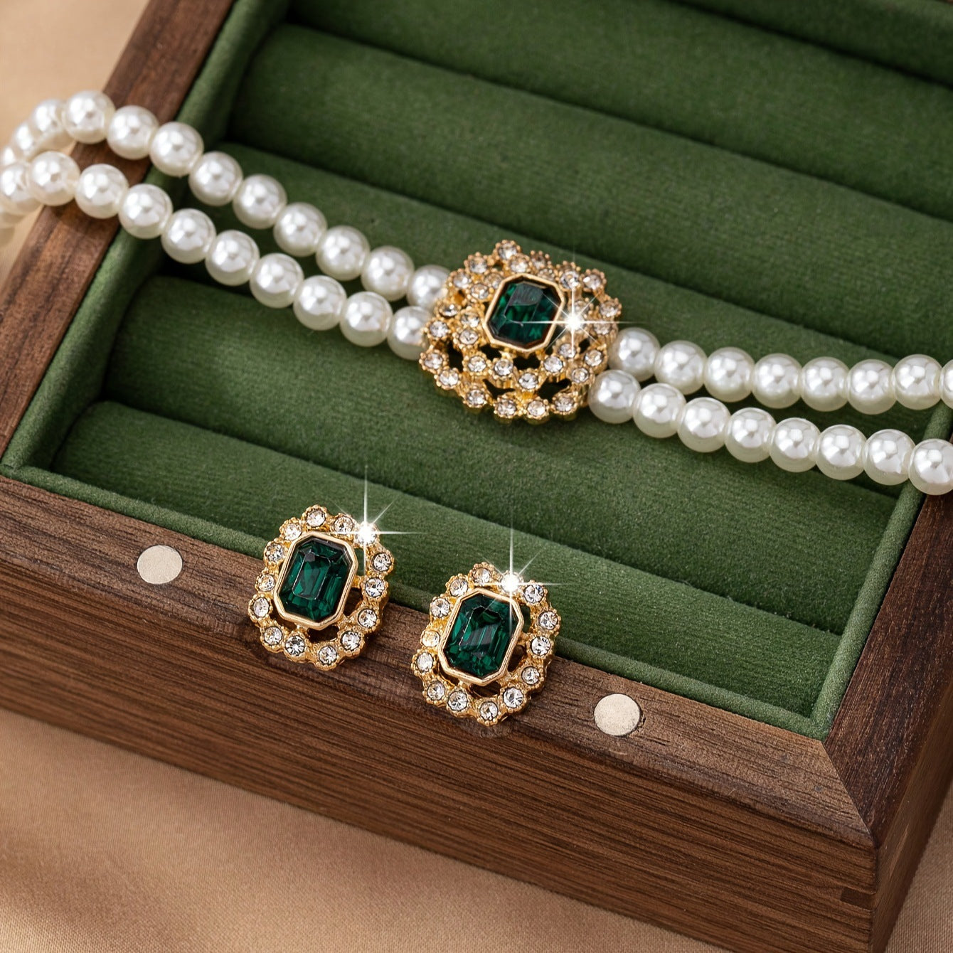 Verdalle Emerald Pearl Set